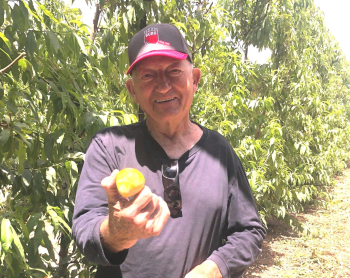 רני ברנס מביצרון- מארח משלחת ארגון מגדלי הפירות עם ראשי  הארגונים החקלאיים, בסיור מקצועי במועצה אזורית באר טוביה.jpeg
